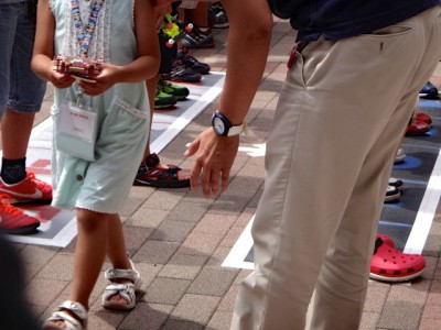 予選に勝利しチケットを受け取る女の子