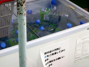 熱中症対策で配られた水とドライアイス