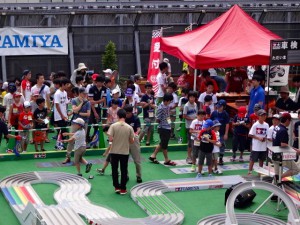 車検に並ぶレーサー達の様子その２