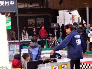 ミニ四駆ジュニアカップ・トレッサ横浜杯２０１３［秋］大会運営するスタッフの様子その３