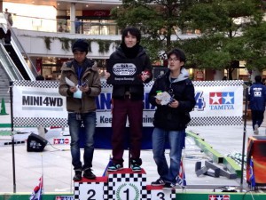 ミニ四駆グランプリ２０１４東京大会の表彰台（オープンクラス）