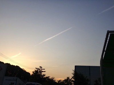 夕暮れ時の飛行機雲